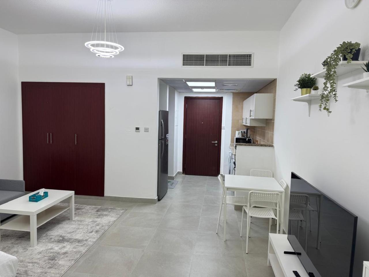 England Cluster International - Bright,spacious And Well Furnished شقة