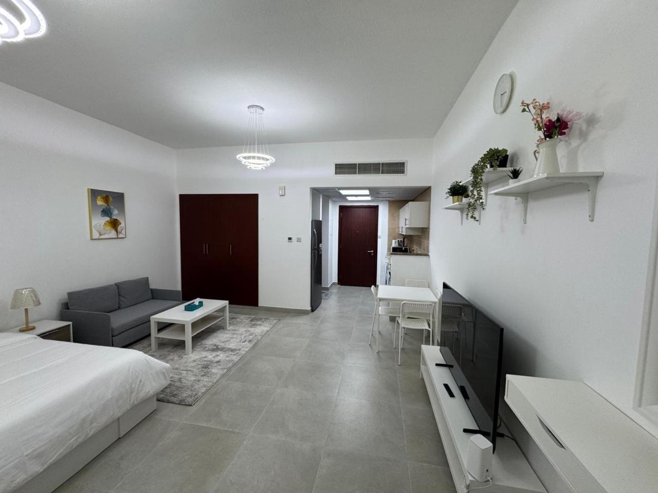 England Cluster International - Bright,spacious And Well Furnished شقة